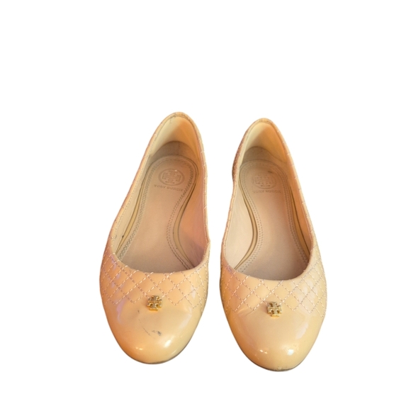 Tory Burch Beige Patent Leather Logo Ballet - Picture 2 of 5